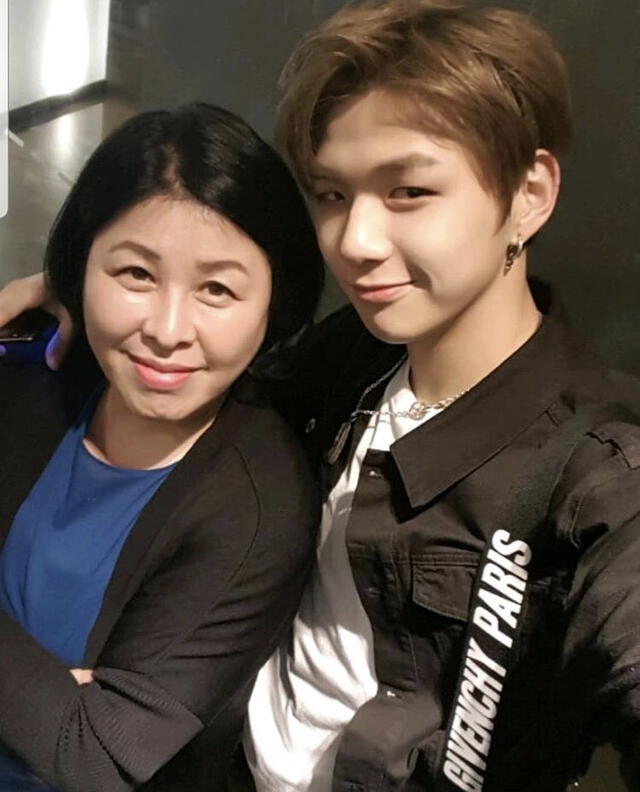 Kang Daniel en una fotografía junto a su madre.