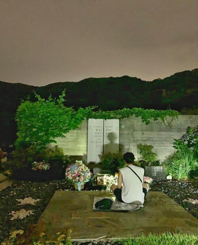 2019. So Ji Sub visitando la tumba de Park Yong Ha. Crédito: Instagram