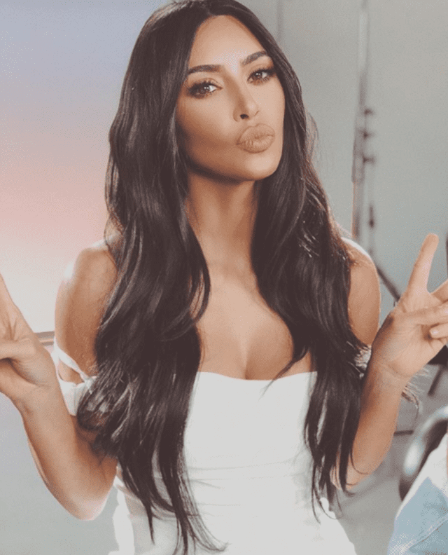 Kim Kardashian saca a la venta cinta adhesiva para usarse como ropa interior