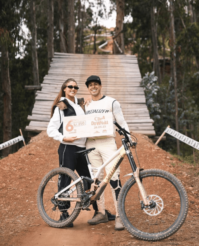  Hugo García celebra junto con Alessia Rovegno su participación en la Copa Downhill, en Pamuri. Foto: Hugo García /Instagram   
