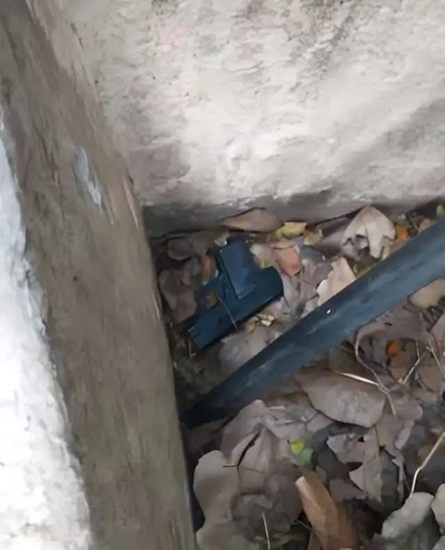 El ladrón escondió un arma cerca a la playa donde se metió para escapar de las autoridades. Foto: La Nación   