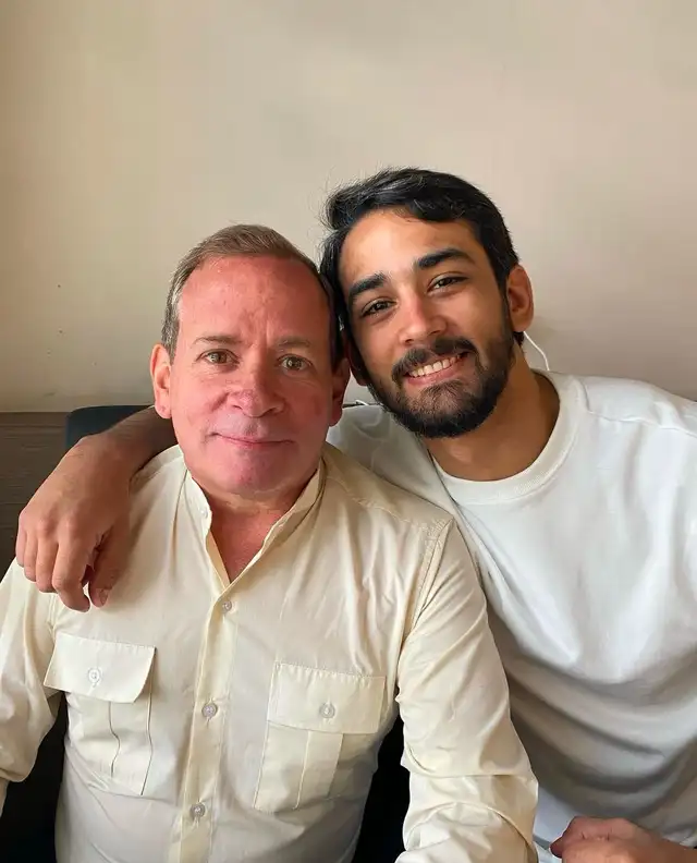 Ramón Guanipa (der.) exige la excarcelación inmediata de su padre, Juan Pablo Guanipa (izq.), aprisionado por el régimen y acusado falsamente por "terrorismo".