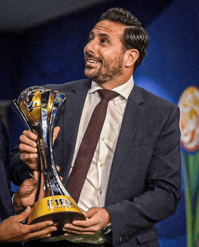 Claudio Pizarro sosteniendo la copa del mundial de clubes. Foto: Instagram/@claupiza14   