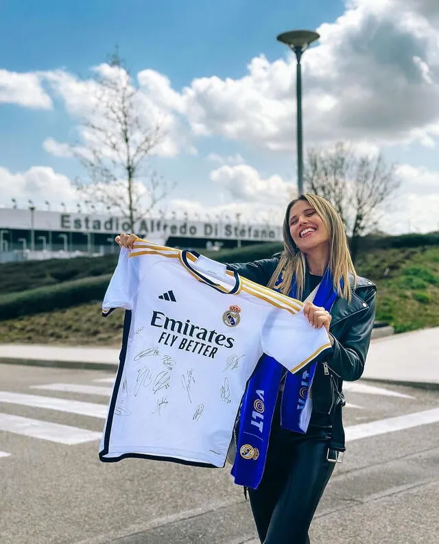 Anna Carina Copello posa con la camiseta del Real Madrid. Foto: Difusión   