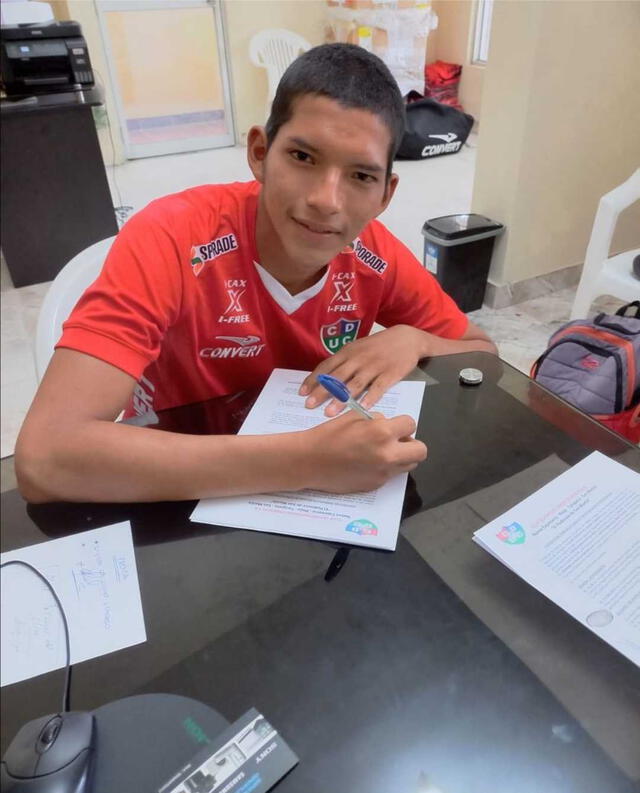 Diego López firmando contrato profesional a inicios de este año. Foto: Instagram/diegolopezquispe_1   