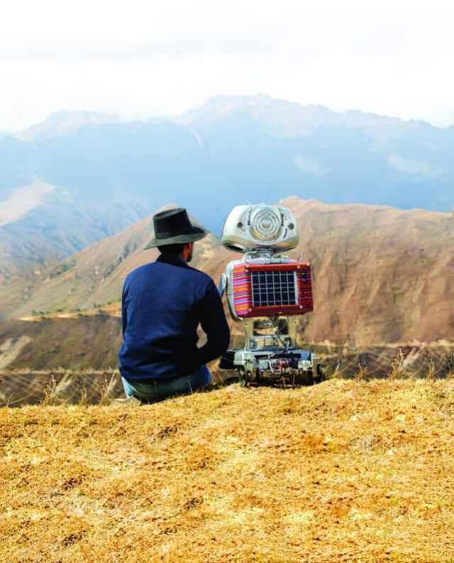 Walter Velásquez con 'Kipi', el primer robot quechua hablante en el Perú. Foto: Cortesía Walter Velásquez