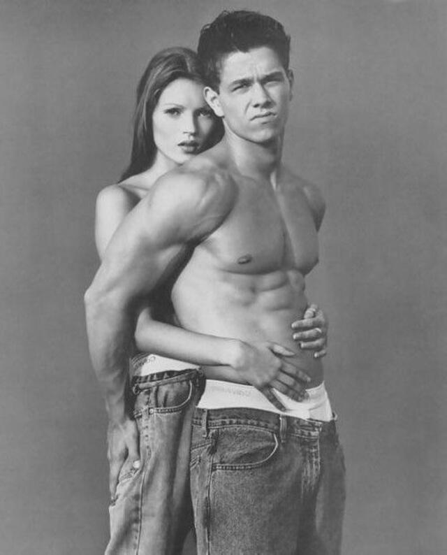 Kate Moss junto a Mark Wahlberg en 1992. Foto: itfashion.com