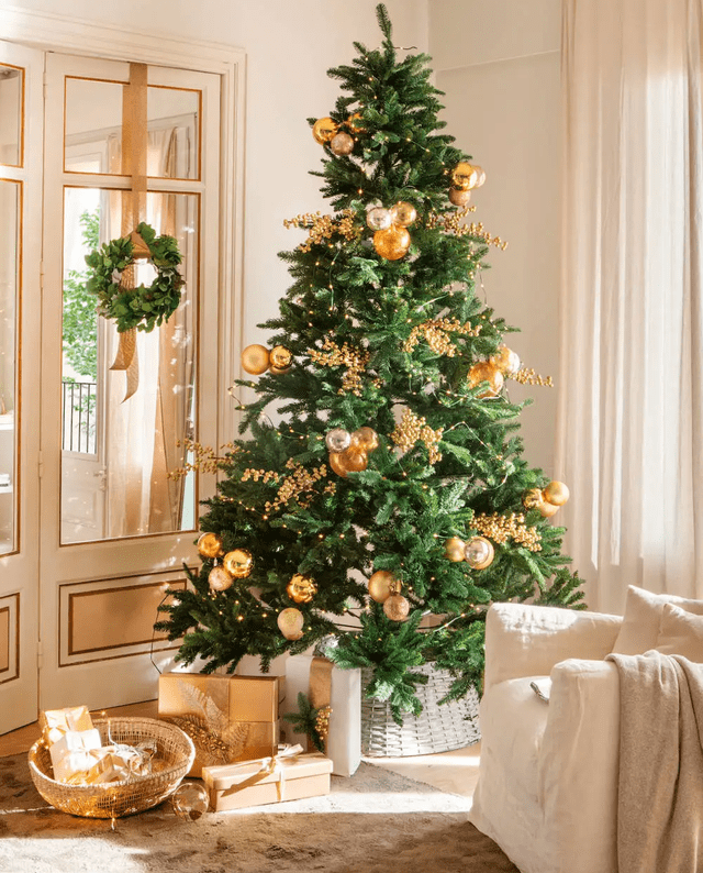 Árbol de Navidad con ramas doradas. Foto: difusión   