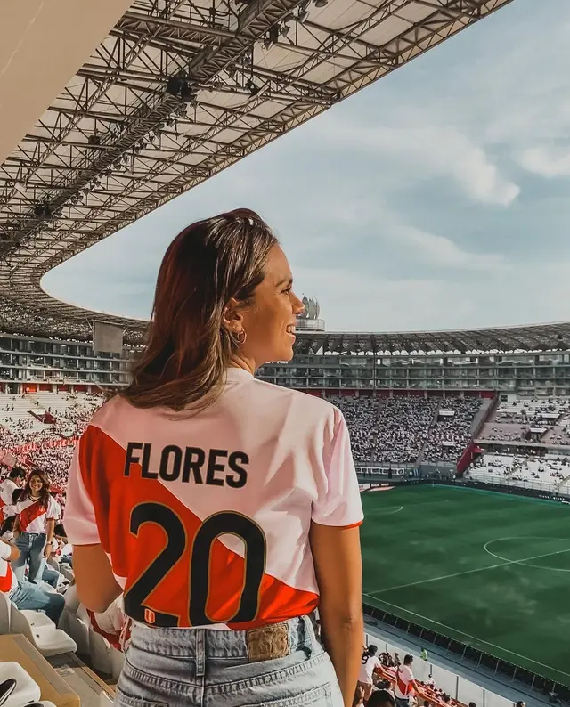 Antonella Martorell con la camiseta de Edison Flores. Foto: Instagram   