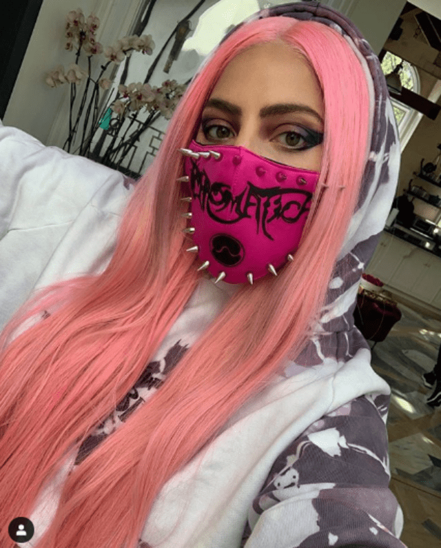 Lady Gaga promocionó su disco con una mascarilla personalizada.