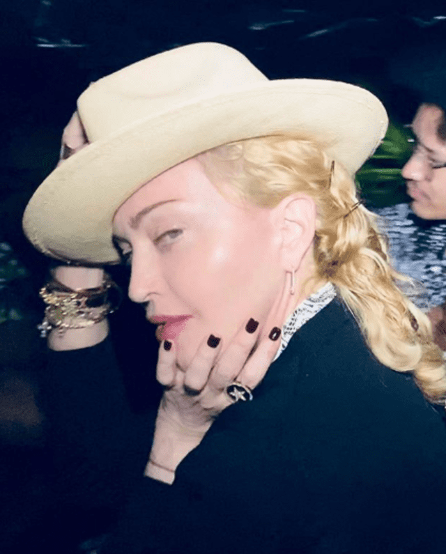 Madonna deja Londras para pasar el cumpleaños de un amigo en Nueva York.