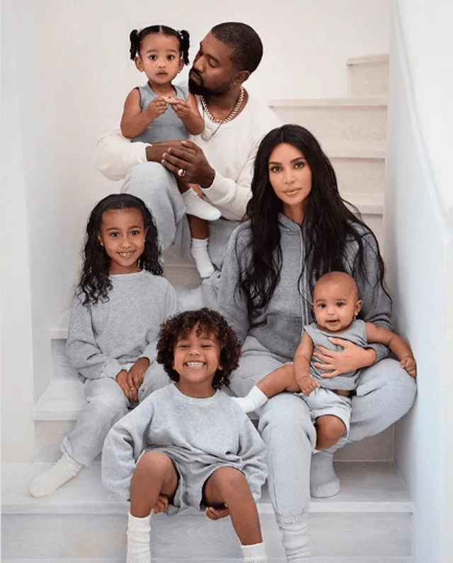 Kim Kardashian y sus cuatro hijos.