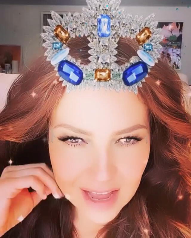 Uno de los atributos del nuevo filtro de Thalía es una corona con perlas. (Foto: captura)