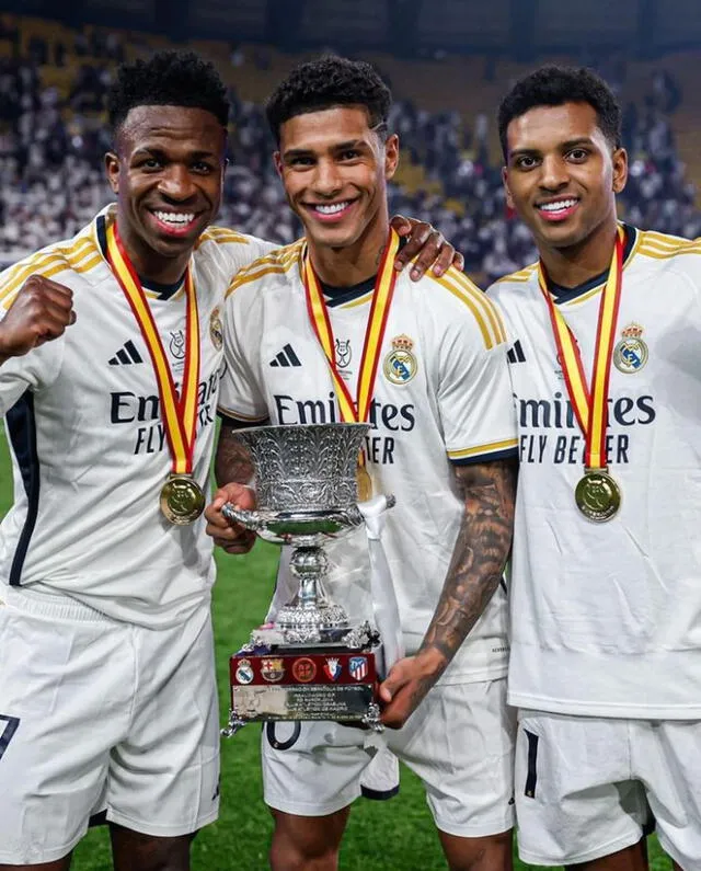  Vinicius Tobias junto a sus compatriotas Vinícius Jr. y Rodrygo tras ganar la Supercopa de España. Foto: Instagram    