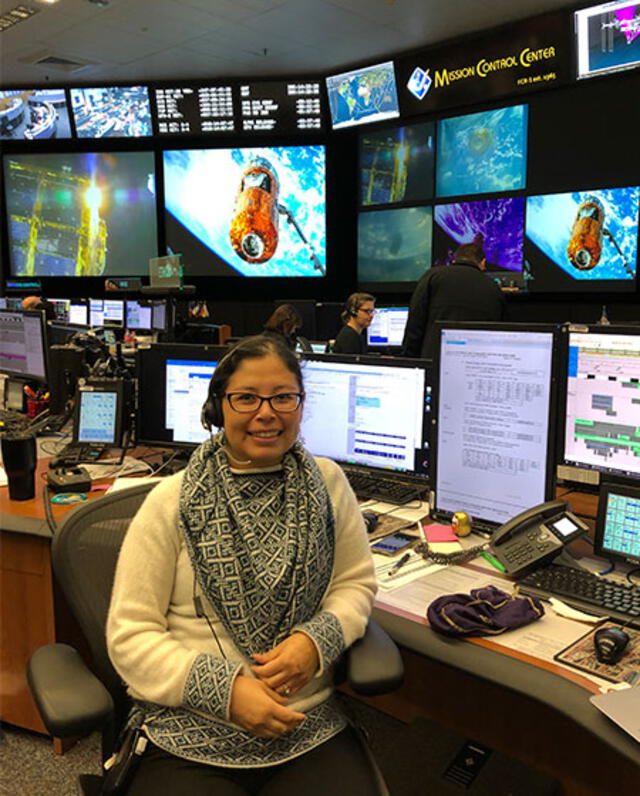 Jackelynne Silva-Martinez luce una chompa de Cusco en la sala de control durante la misión HTV-8, que ella dirigió.