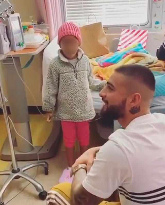 Maluma con una fan pequeña en hospital de Puerto Rico.