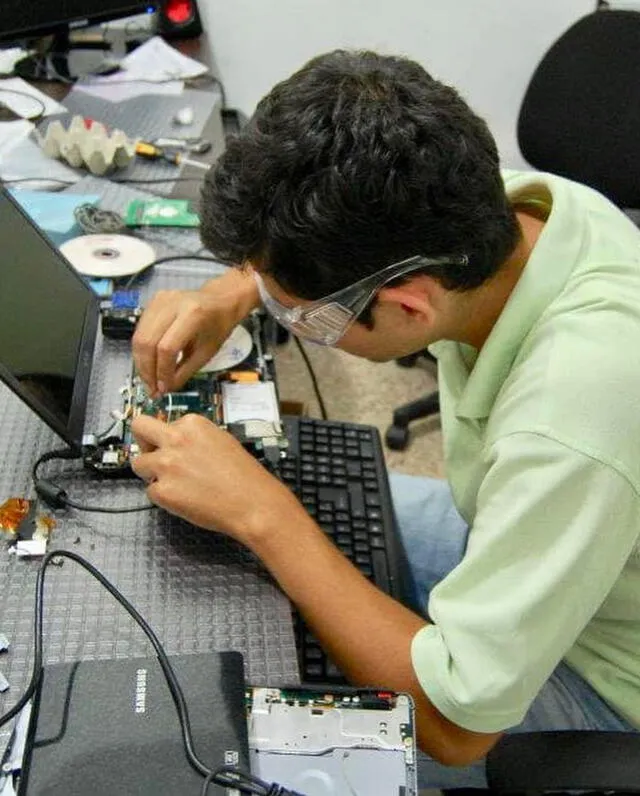 Wilmer Becerra inició a reparar objetos tecnológicos a los 25 años. Foto: @wiltech_oficial/Instagram   