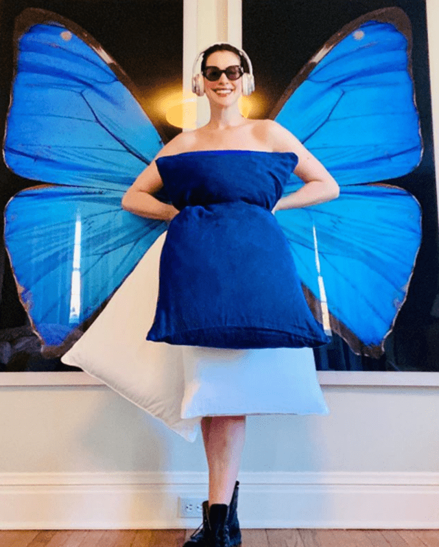 Anne Hathaway se une a la fiebre del Pillow Challenge pero como un reina