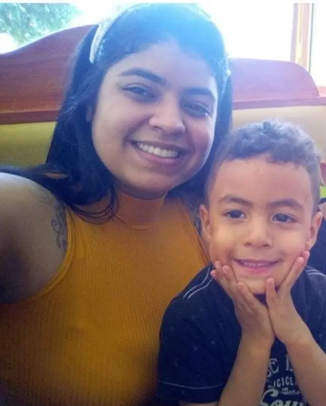 Génesis Veramendi junto a su menor hijo. Foto: Difusión Génesis Veramendi junto a su menor hijo. Foto: Difusión