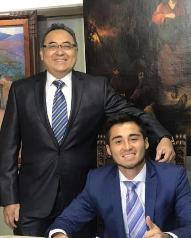 Rodrigo Cuba y su padre posan para la foto. Foto: Instagram