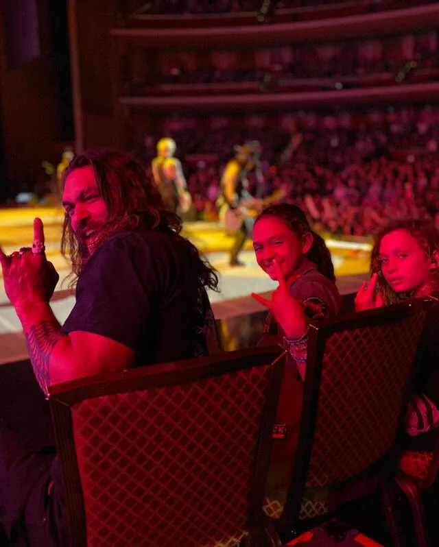 Jason Momoa estuvo junto a sus dos hijos en el concierto de Guns N' Roses