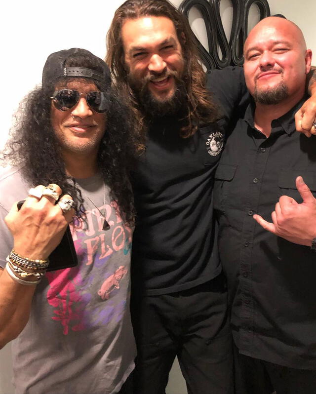 Jason Momoa posando con Slash, guitarrista de Guns N' Roses