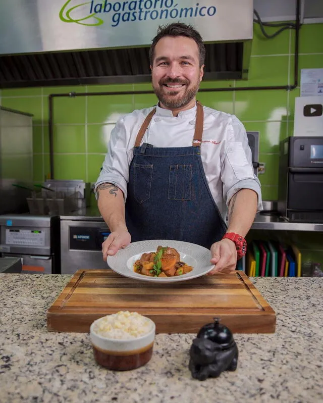  Giacomo Bocchio se luce en la cocina de "El gran chef famosos" enseñando a los participantes. Foto: @GiacomoBocchio/Instagram<br><br>    