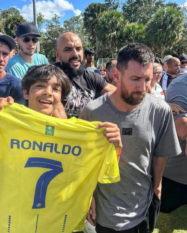  Lionel Messi y la foto en la que sale junto con un hincha de Cristiano Ronaldo. Foto: X/@pasefiltradope   