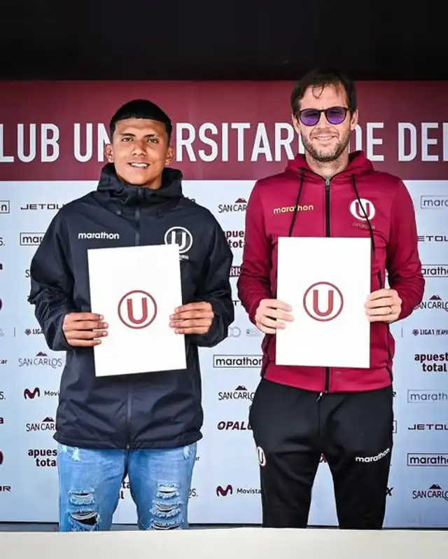 Sebastián Osorio junto con Manuel Barreto cuando firmó su contrato profesional. Foto: Universitario   