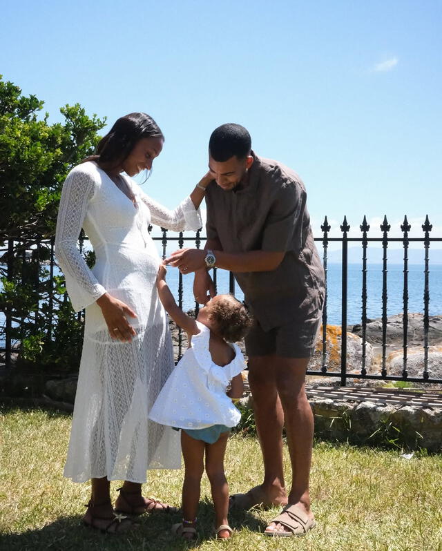 Ana Peleteiro con su familia anunciando su segundo embarazo. Foto: Instagram Ana Peleteiro con su familia anunciando su segundo embarazo. Foto: Instagram