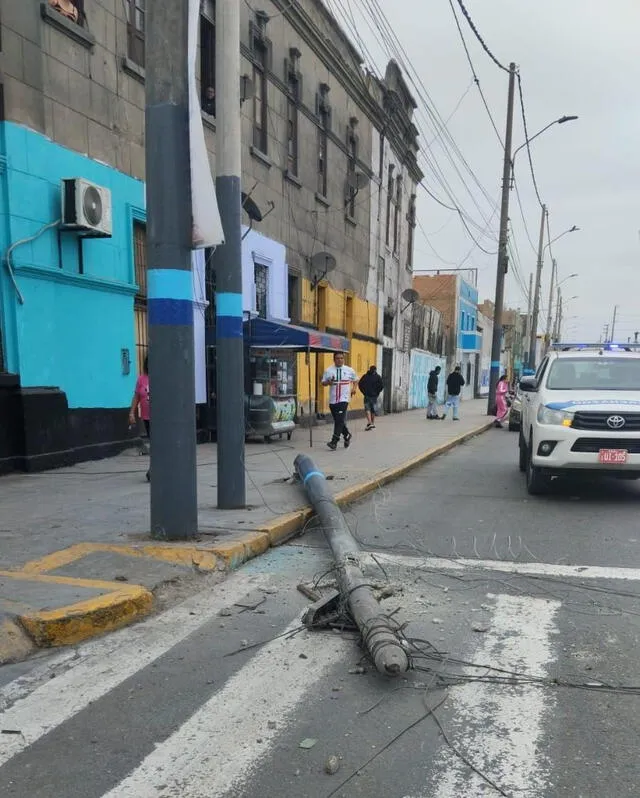 Poste caído tras el impacto de hélices del helicóptero con estructura