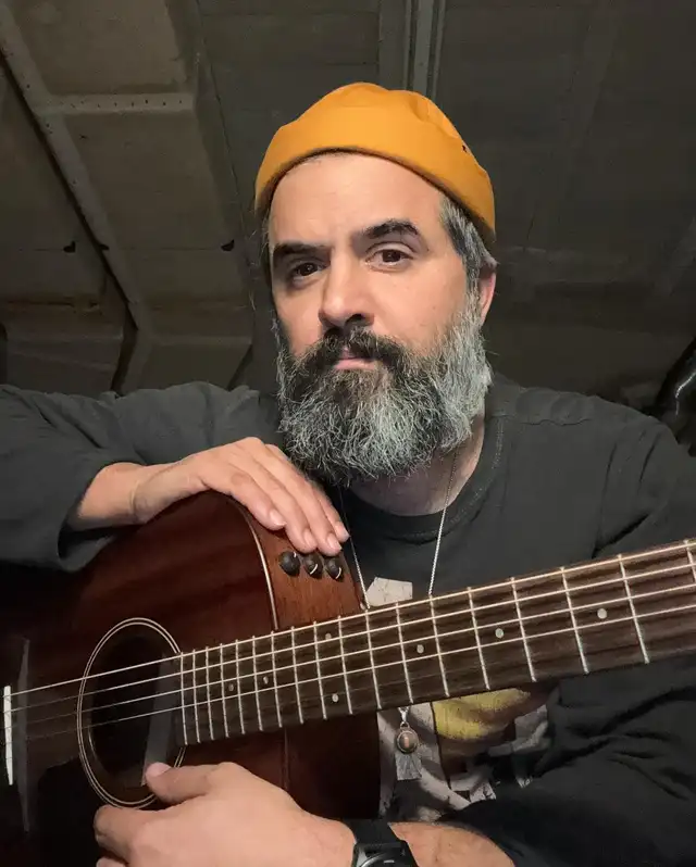 El guitarrista de Love of Lesbian, Julián Saldarriaga, asegura que no le importa que la gente los grabe en los conciertos. Foto: Instagram/Julián Saldarriaga   