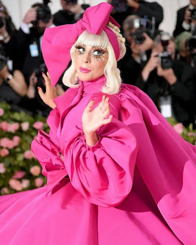 Lady Gaga lució un singular atuendo en la alfombra del MET Gala 2019.