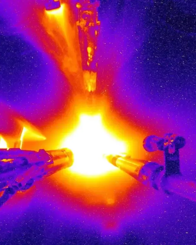 Los científicos del LNLL apuntan con láseres a una cápsula de oro que contiene deuterio y tritio para producir la fusión nuclear. Imagen: referencial / LNLL