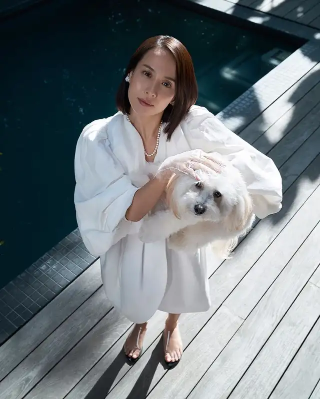 "Está muy sola, pero ansía el contacto personal; [...] anhela sostener a su cachorro, pero no puede sentir su pelaje a través de sus guantes", explica Bong Joon Ho.