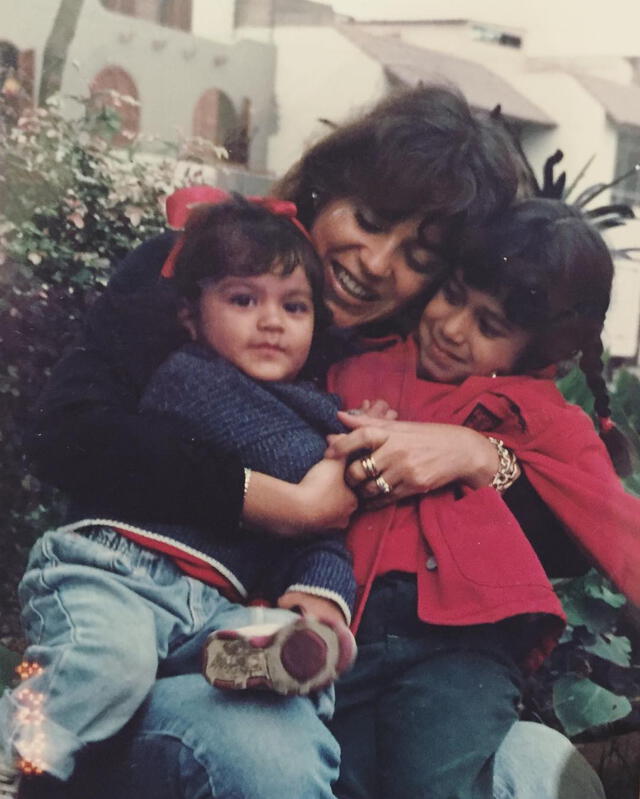 Sabrina Hart junto a su hermana y su mamá cuando era niña. Foto: Instagram