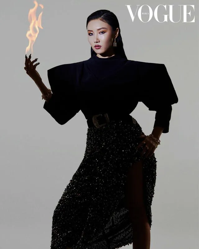 Hwasa posando para Vogue Korea.