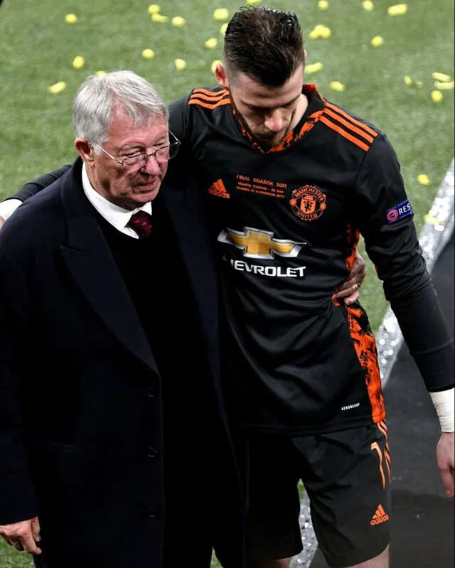De Gea siendo consola por Alex Ferguson. El exentrenador del Manchester United estuvo en las gradas viendo a su exdirigidos. Foto: difusión