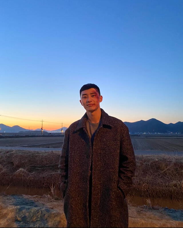 Fotografía publicada por Park Seo Joon en su cuenta de Instagram horas después del final de Itaewon Class. 22 de marzo, 2020.