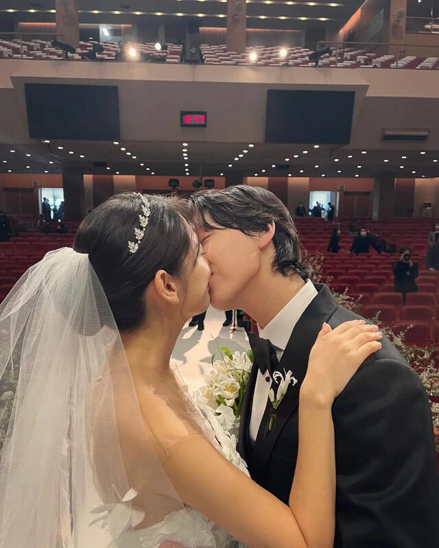 Park Shin Hye y Choi Tae Joon inmortalizan su amor en una fotografía tras la ceremonia de boda. Foto: vía Twitter