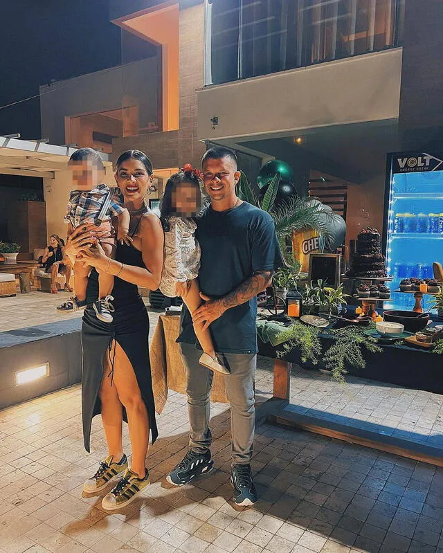  Mario Hart con Korina Rivadeneira y sus hijos celebrando su cumpleaños. Foto: Instagram   