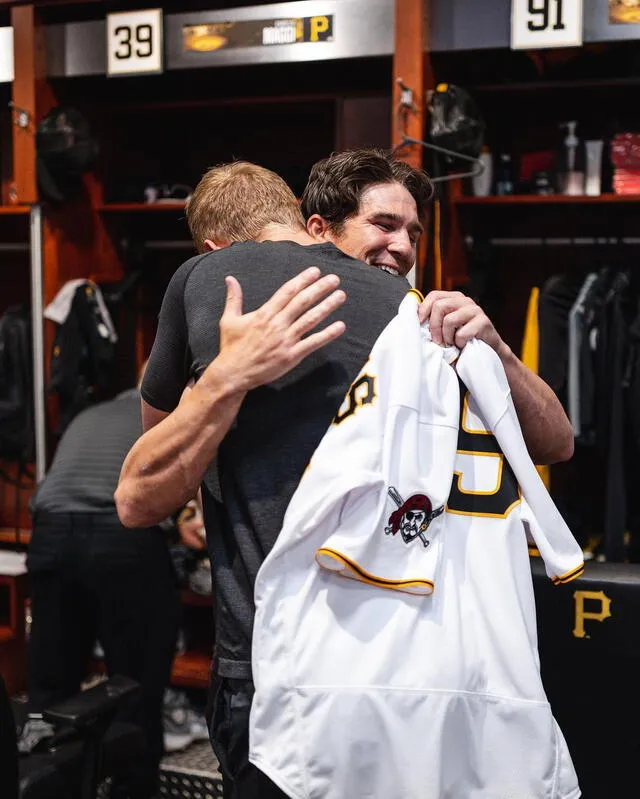 Cuando se dio a conocer su convocatoria al primer equipo, Drew Maggie fue felicitado por sus compañeros y el comando técnico. Foto: Piratas