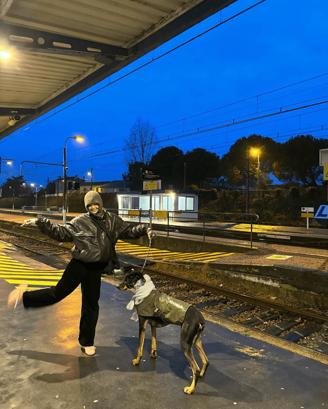  Lisa y su mascota en la estación del tren Langon. Foto: captura Instagram Lisa   