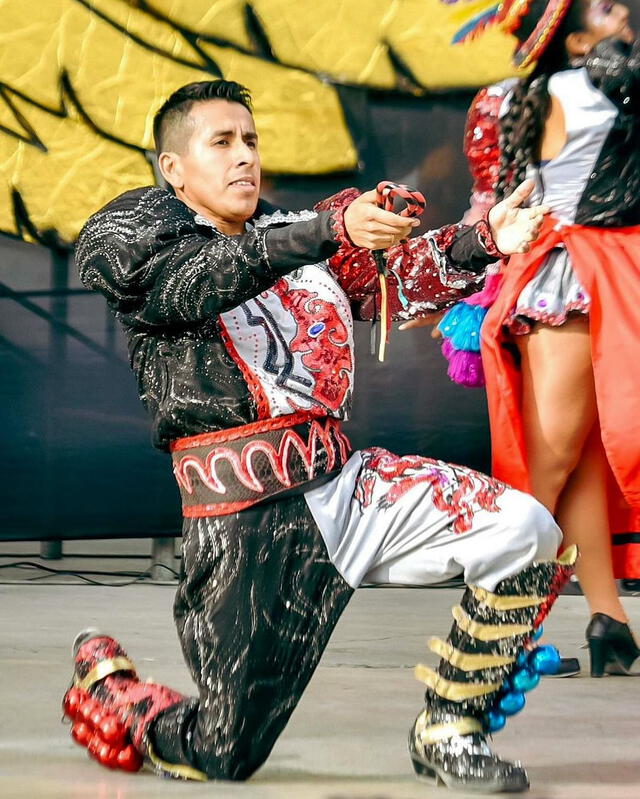 Luis con su traje de saya, danza que practica a menudo. Foto: Luis Soto/Instagram    