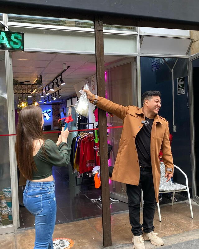  La familia peruana-canadiense inaugurando su primera tienda de ropa. Foto: vangers1/Instagram 