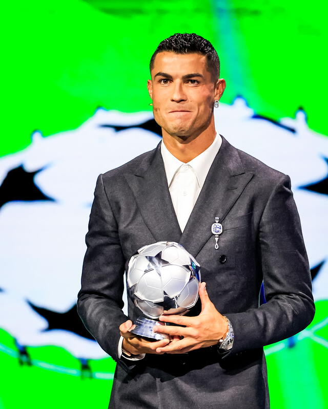 Ronaldo recibió un trofeo por parte de la UEFA. 