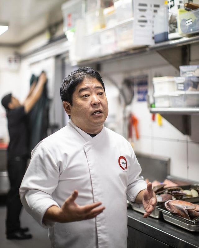 Bajo la dirección del chef Mitsuharu Tsumura, Maido se destaca por su innovadora fusión de sabores peruanos y japoneses. Foto: theworlds50best/X.   