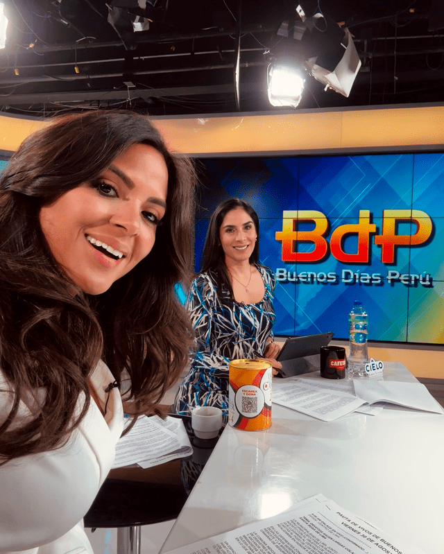 Pamela Acosta y Claudia Chiroque narran las noticias nacionales e internacionales en Panamericana TV. Foto: Instagram   