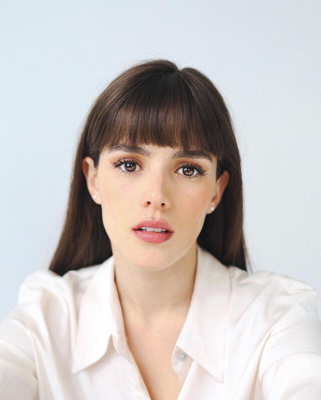 Ana Velásquez desafía al mundo de la moda neoyorquina mientras lidia con pasiones imposibles. Ana Velásquez desafía al mundo de la moda neoyorquina mientras lidia con pasiones imposibles.
