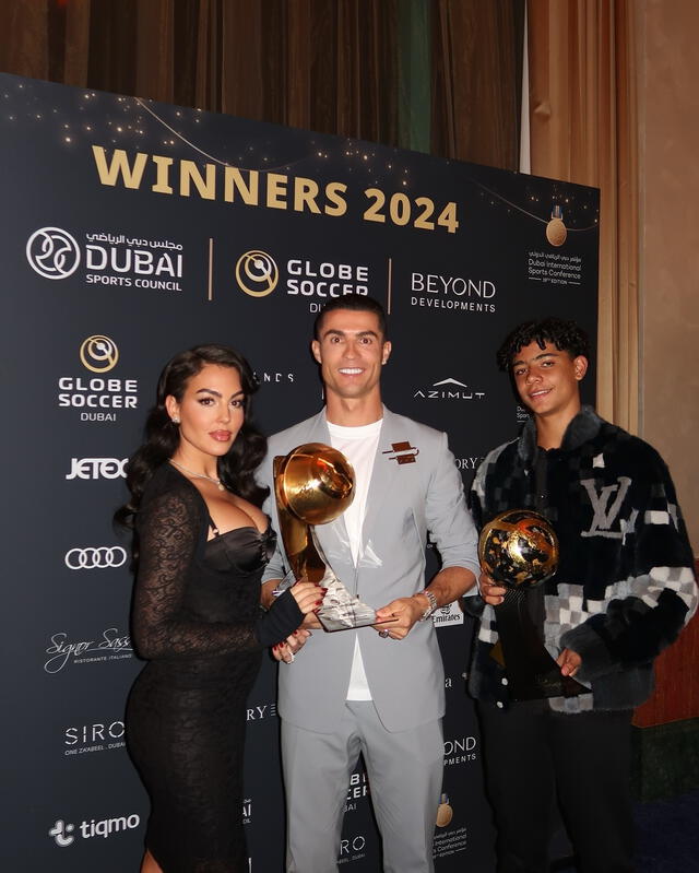  Georgina siempre acompaña a Cristiano Ronaldo a sus premiaciones. Foto: georginagio/X<br>  